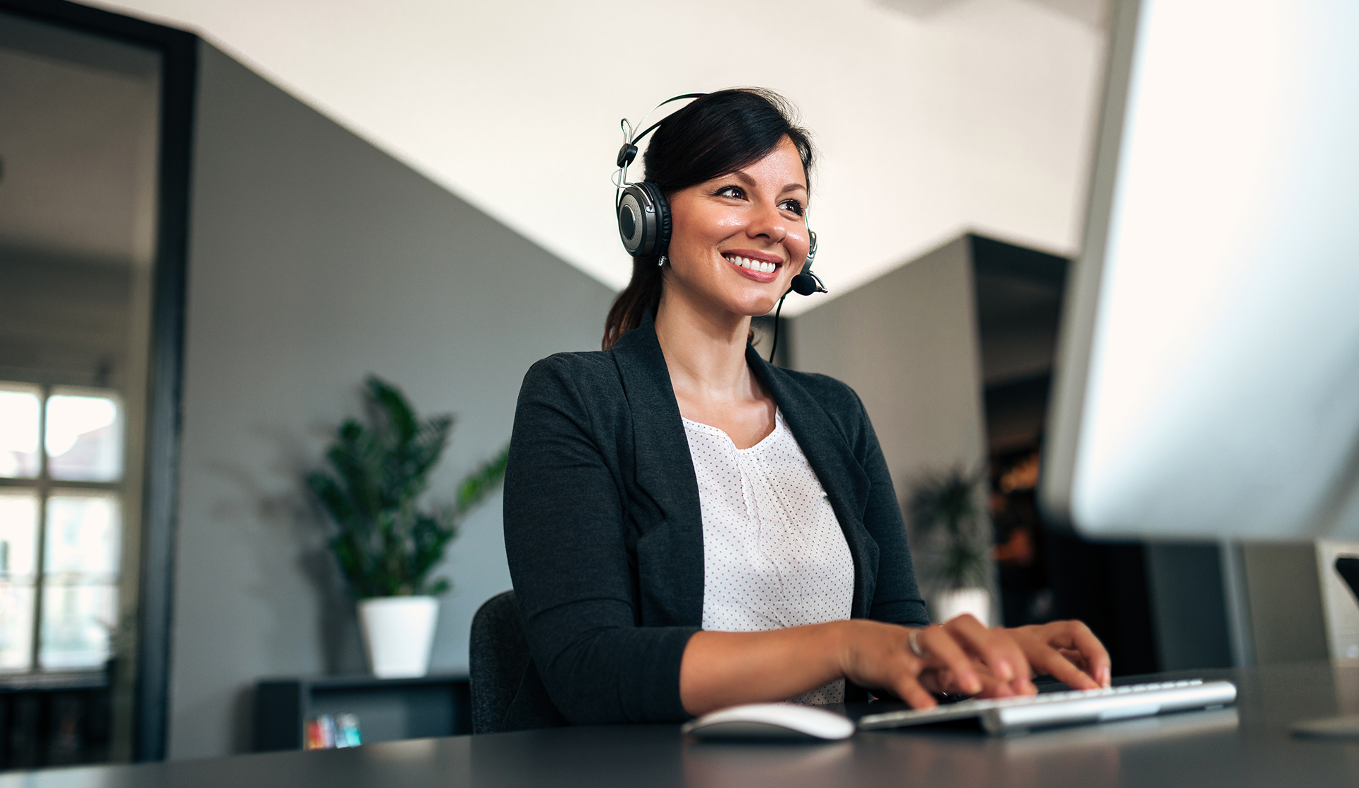 mujer recepcionista administrativa trabajando con ordenador