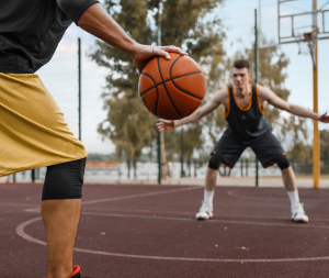 esport-barris dos jóvenes jugando a baloncesto